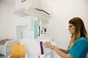 asistentă radiologie și aparat x9