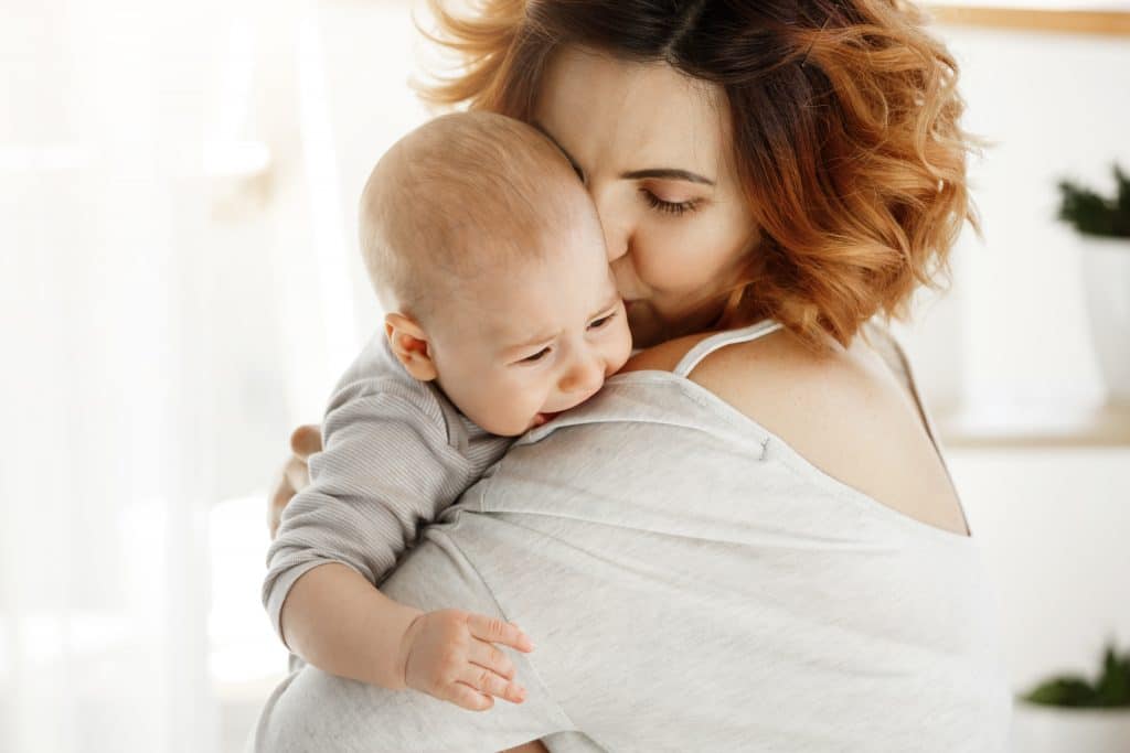Ca să îți dai seama dacă bebelușul are nevoie de frenectomie, trebuie să acorzi atenție câtorva mici dentalii. Sursa: Freepik.com Mama cu bebelus in brate