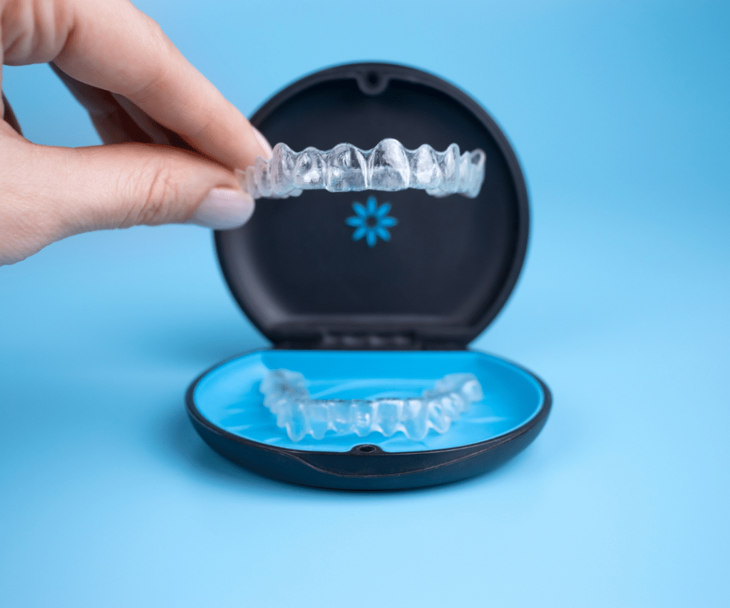 Aparat dentar Invisalign, in timp ce e pus in cutie
