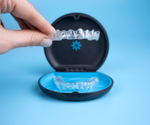 Aparat dentar Invisalign, in timp ce e pus in cutie