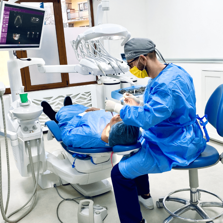 Dr. Alexandru Ciucu, in timpul interventiei de aditie de os si implant in aceeasi zi