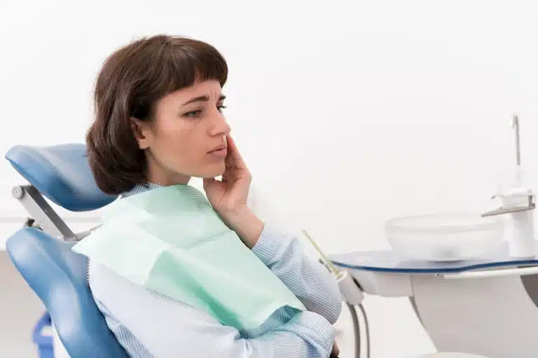 Femeie cu candidoza bucală pe scaunul dentistului