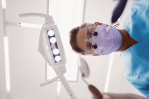 Medic dentist, privit din perspectiva pacientului de pe scaunul stomatologic