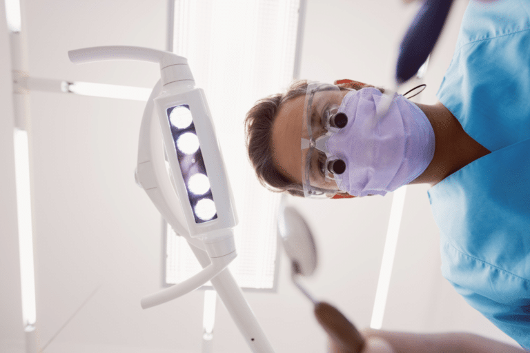Medic dentist, privit din perspectiva pacientului de pe scaunul stomatologic