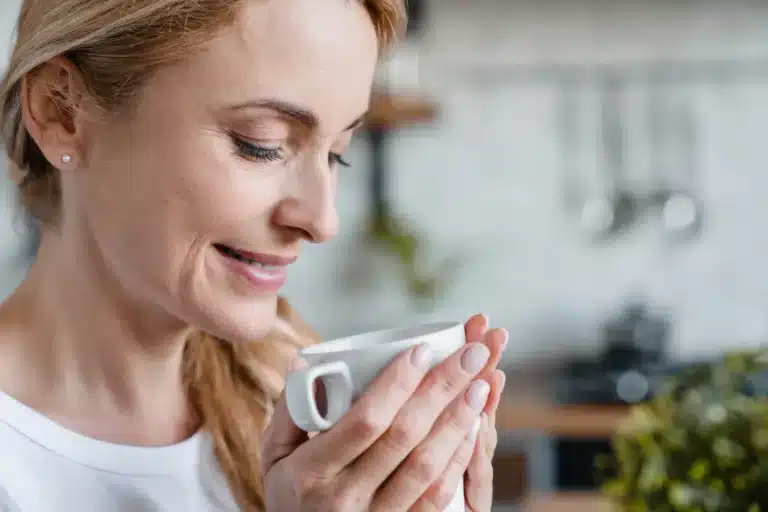 Când poți să bei cafea după un implant dentar