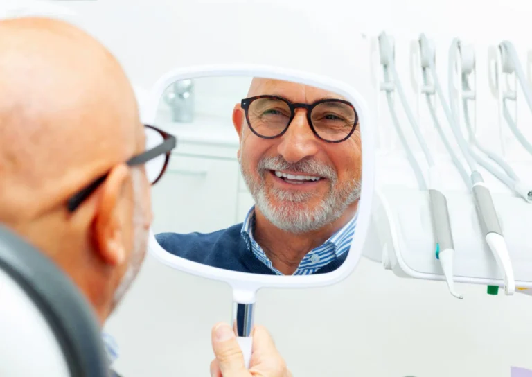 Durata de viață a unui implant dentar poate ajunge la 30 de ani
