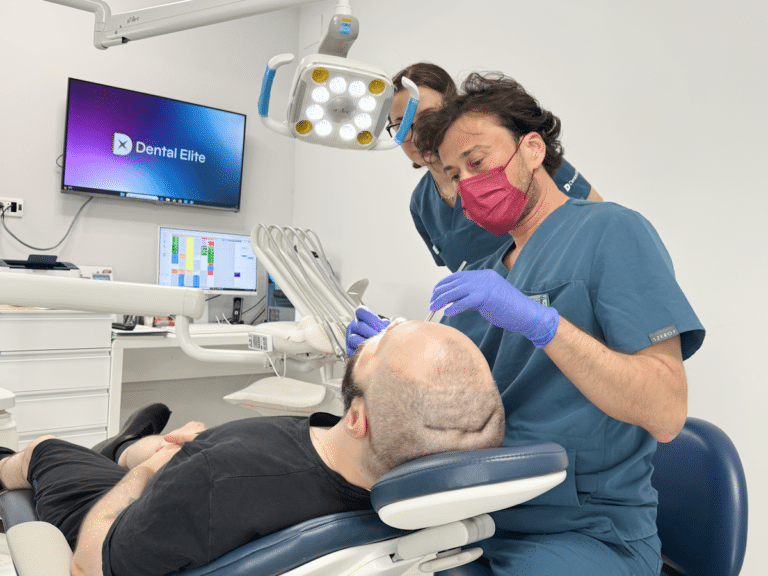 Medicul stomatolog și asistentă într-un cabinet Dental Elite, în timpul unei consultații