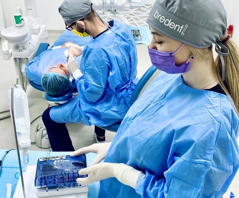 Medic stomatologi si asistenta in timpul unei interventii cu sistemul de implanturi dentare Bredent SKY Fast & Fixed