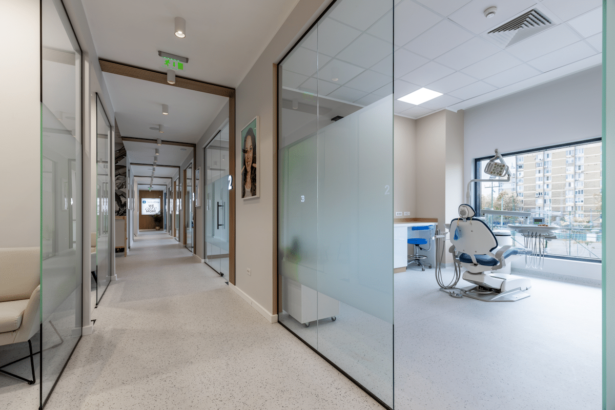 Hall d'entrée de la clinique dentaire Dental Elite Coresi, à Brașov