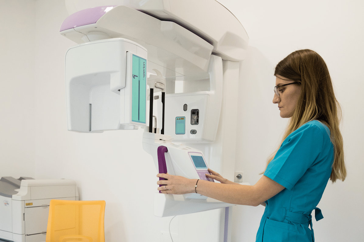 Medical dentist, radiology, at the Dental Elite Mihai Viteazul Brasov dental clinic
