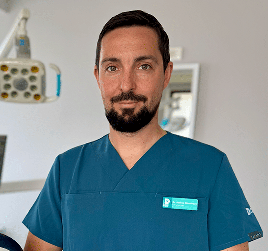 Le docteur Andrei Danulescu au cabinet dentaire