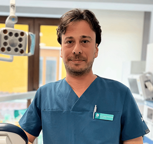 Le docteur Cristian Papandopol au cabinet dentaire