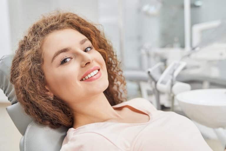 Femeie vindecata de parodontoza, la dentist