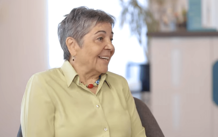 Doamna Neagu, pacienta care a trecut prin interventia Dinti ficsi, isi spune parerea intr-un interviu, in clinica Dental Elite Mihai Viteazul, din Brasov