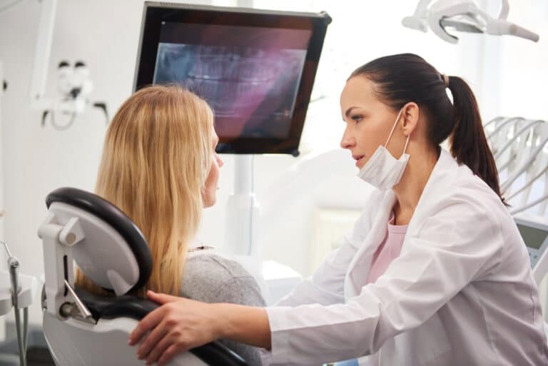 Femeie la dentist dupa ce a facut o radiografie dentara fara sa stie ca este insarcinata
