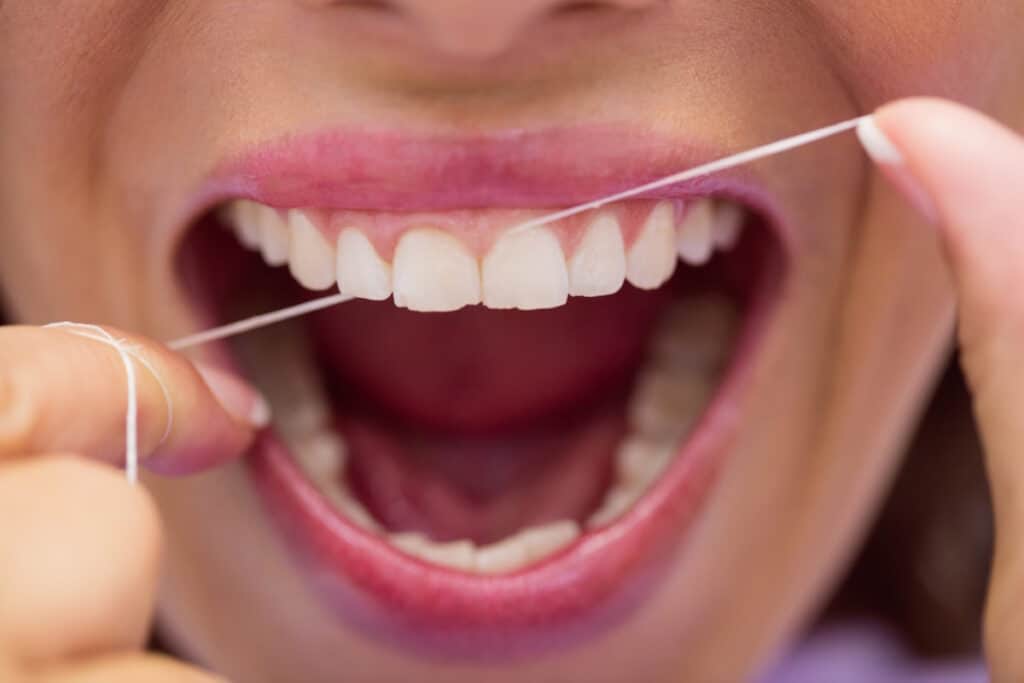 Femeie care foloseste ata dentara
