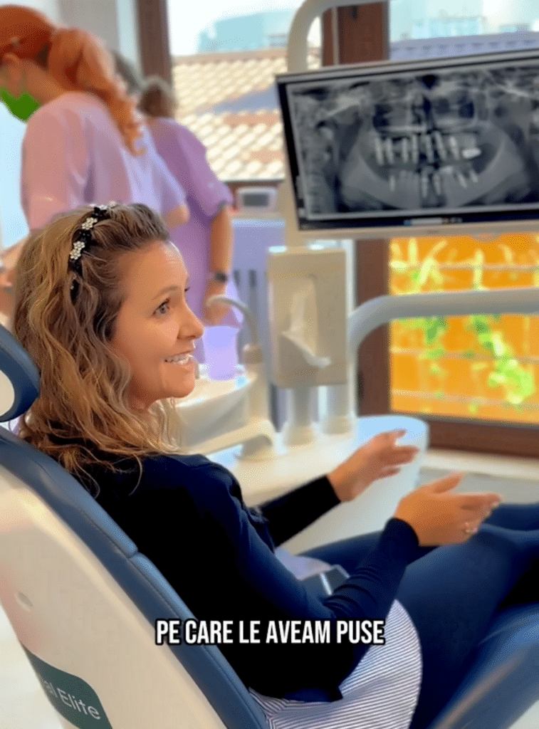 Pacienta Dental Elite, pe scaunul stomatologic, în timpul consultației