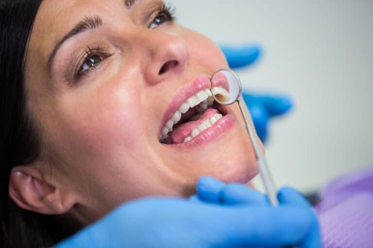 Femeie cu durere de coroana dentara, la consult, la dentist
