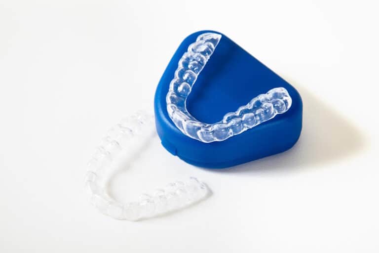 Gutiera dentara transparenta pe masa si pe cutie