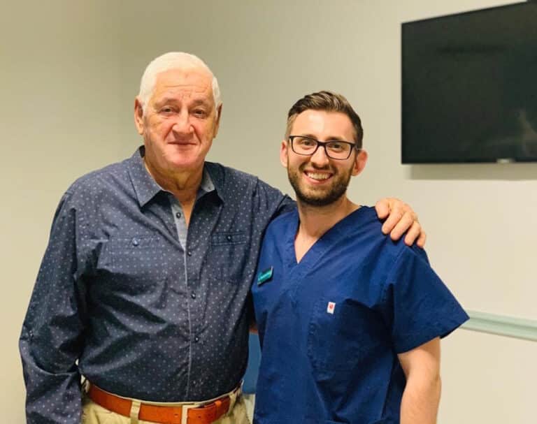 Dr. Alexandru Ciucu, alaturi de un pacient care trecut prin interventia dantura fixa pe implanturi