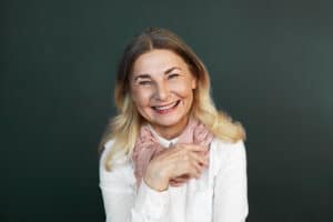 Femeie in varsta cu dantura completa, dupa intervenite all on 4/ 6, proteza fixa pe implanturi