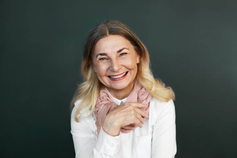 Femeie in varsta cu dantura completa, dupa intervenite all on 4/ 6, proteza fixa pe implanturi