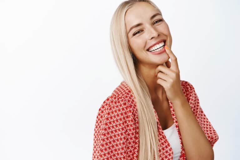 Femeie care zambeste, cu fatete dentare