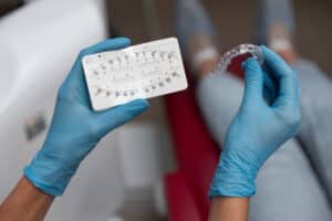 Bracket-uri pentru aparat dentar clasic si gutiere transparente Spark sau Invisalign, in mainile medicului
