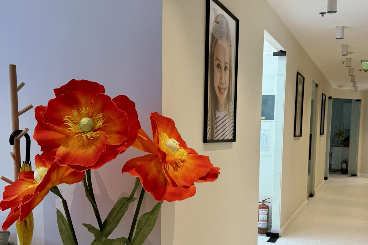 Hol modern din Clinica Dental Elite AFI Cotroceni, cu flori colorate