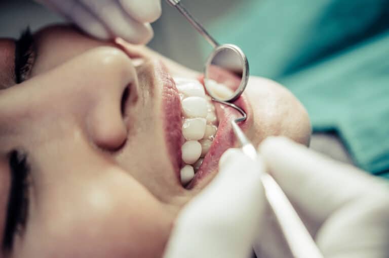 Femeie cu carii dentare la control, la dentist