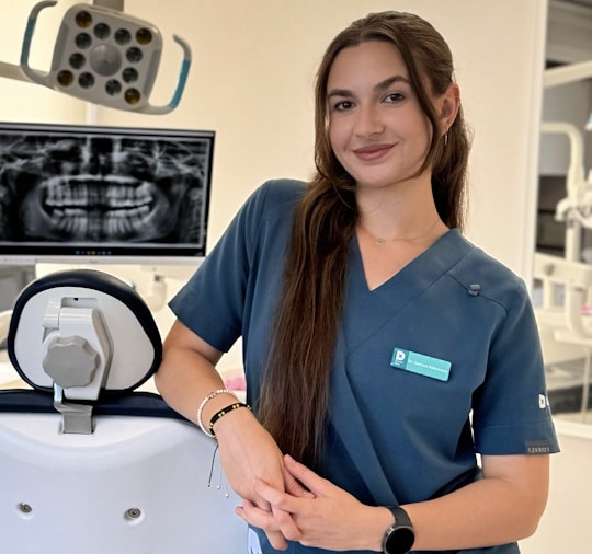 Doctor Carmen Radulescu in cabinetul dentar