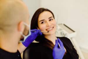 Pacienta la stomatolog dupa un tratament cu plomba dentara