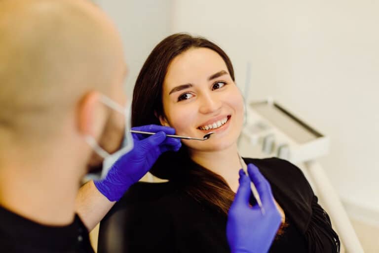 Pacienta la stomatolog dupa un tratament cu plomba dentara