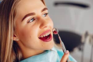 Tanara la dentist, cu aparat dentar fix