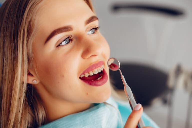 Tanara la dentist, cu aparat dentar fix