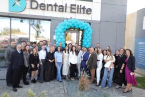 Echipa la Dental Elite Voluntari, in fata clinicii