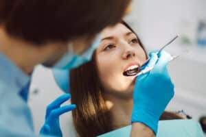 Femeie cu bruxism, la stomatolog