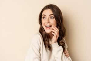 Femeie care zambeste cu fatete dentare
