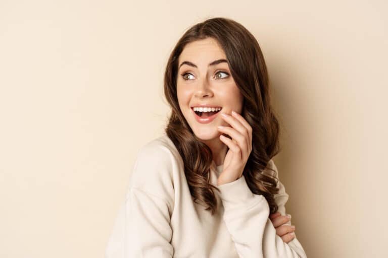 Femeie care zambeste cu fatete dentare