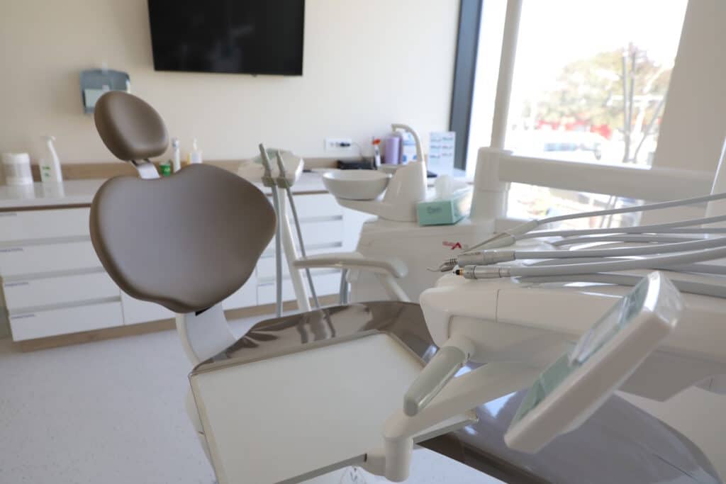 Scaun stomatologic in cabinet la Dental Elite Voluntari